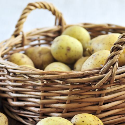 Illustratie bij: Vreselijke kraamcadeaus: ‘Aardappels uit eigen tuin’