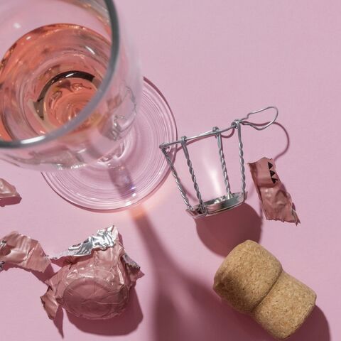 Illustratie bij: Opgebiecht: ‘Een keer heb ik de baby alleen gelaten, voor prosecco’s met vriendinnen’
