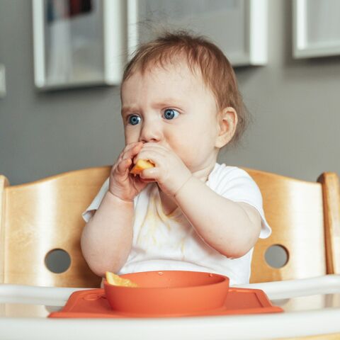 Illustratie bij: Handig overzicht: deze eerste babyhapjes geef je aan je kindje (en deze vooral niet)