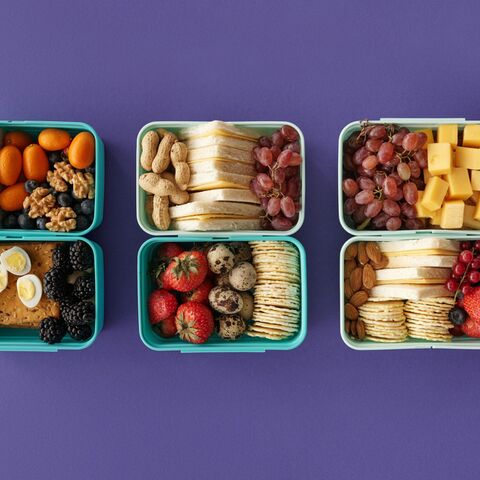 Illustratie bij: ‘Je raadt het al: de vegetariër had de boterhammen met vleeswaren gekregen en de vleeseter had de vega-worst in haar trommel’