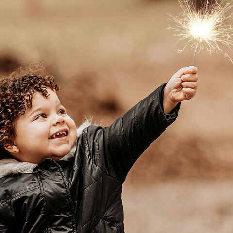 Illustratie bij: Deze lifehack maakt het afsteken van sterretjes tijdens de jaarwisseling veiliger voor kinderen