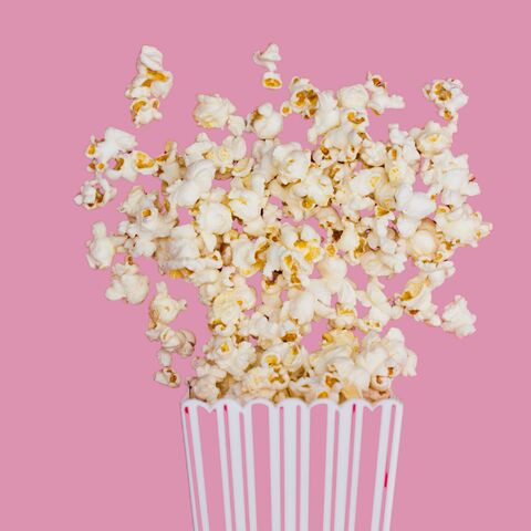 Illustratie bij: Experts waarschuwen: wacht met het geven van popcorn aan je kind tot deze leeftijd