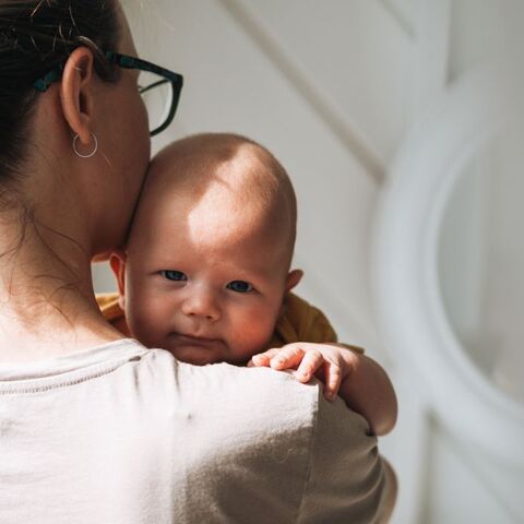 Illustratie bij: Zijn contactdutjes met je baby eigenlijk wel veilig? Expert geeft duidelijkheid