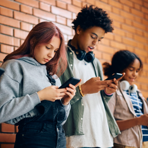 Illustratie bij: 15.000 ouders kiezen voor geen smartphone onder de 14 jaar en tekenen ‘ouderpact’