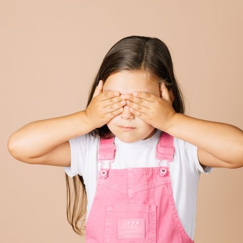 Illustratie bij: Zit je kind steeds dichter op een scherm? Dit kan de reden zijn