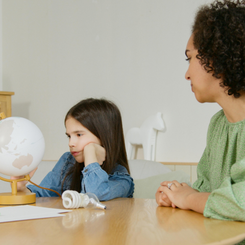 Illustratie bij: Komt je kind chagrijnig uit school? Dit is de simpele vraag die helpt (volgens een expert)