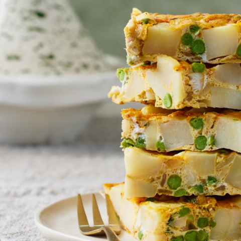 Illustratie bij: Heerlijke frittata met kip en doperwtjes: een hit bij het hele gezin!