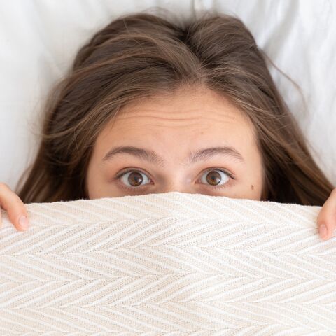 Illustratie bij: Bizar! Oppas controleert op ‘monsters’ onder bed van kind en ontdekt écht een vreemde man