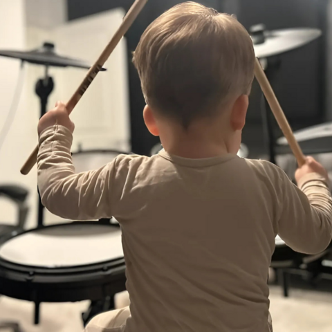 Illustratie bij: Dit heb je nog nooit gezien: Callum (1,5) gaat viral met bizarre drum-skills