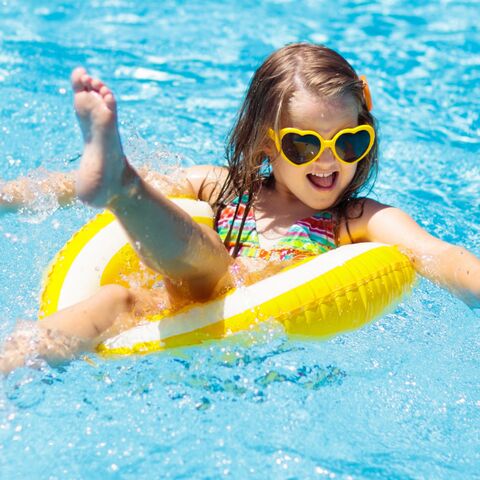 Illustratie bij: Zichtbaar in het water: deze kleuren zwemkleding kunnen verdrinking helpen voorkomen