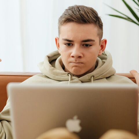 Illustratie bij: AIVD-baas adviseert ouders dringend: ‘Kijk samen met je tieners naar déze serie’