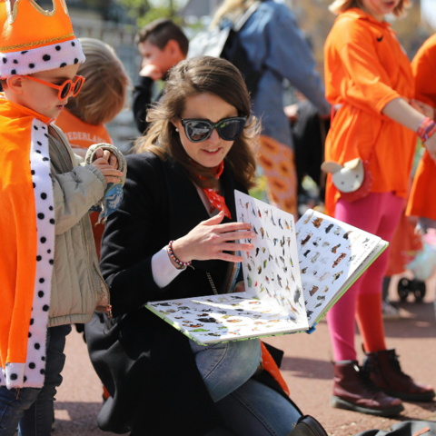Illustratie bij: Sanne: ‘Ik heb een gezin, maar ik vier Koningsdag elk jaar alleen’