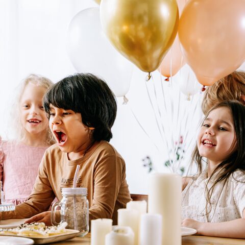 Illustratie bij: Aicha: ‘Mijn kinderen werden op het kinderfeestje van mijn beste vriendin gekleineerd vanwege hun achtergrond’