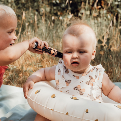 Illustratie bij: WIN: Deze hervulbare zonnebrand kwast is een gamechanger voor moeders (én kids!)
