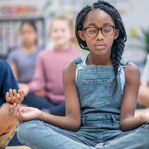Illustratie bij: Adem in, adem uit: 5 mindfulness-trucjes voor kinderen die nooit stilzitten