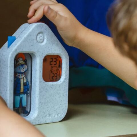 Illustratie bij: Altijd strijd over wel of geen jas? Dit kinderspeeltje lost het op
