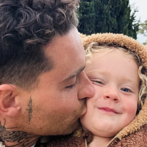 Illustratie bij: Douwe Bob neemt besluit over zoontje Elias: ‘Vanaf nu onherkenbaar’