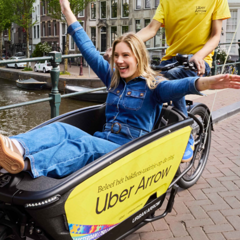 Illustratie bij: Uber Arrow: de bakfiets-taxi van Urban Arrow en Uber tijdens 750 jaar Amsterdam