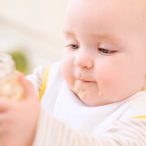 Illustratie bij: Onderzoek laat zien: babyvoeding uit een potje blijkt gezonder dan gedacht