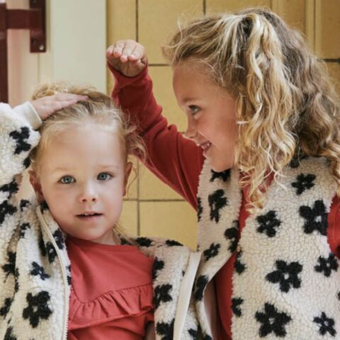 Illustratie bij: Warme jassen en vrolijke kleuren: met deze musthaves gaan jij én je kind stijlvol het najaar in