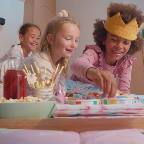 Illustratie bij: Popcorn over de vloer en limo in bed? Met dit dekbed zijn slaapfeestjes geen probleem!