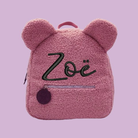 Illustratie bij: Ouders opgelet! Dit is waarom een schooltas mét de naam van je kind gevaarlijker is dan je denkt