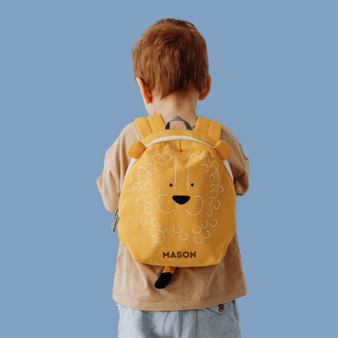 Illustratie bij: Ouders opgelet! Dit is waarom een schooltas mét de naam van je kind gevaarlijker is dan je denkt