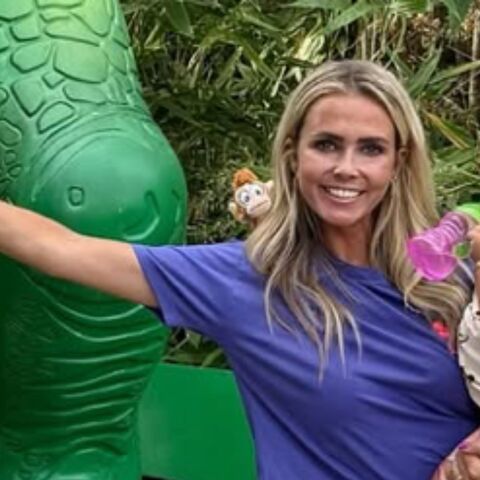 Illustratie bij: Monique onthult dat alle aandacht vroeger naar broer Jan Smit ging: ‘Nooit beter geweten’