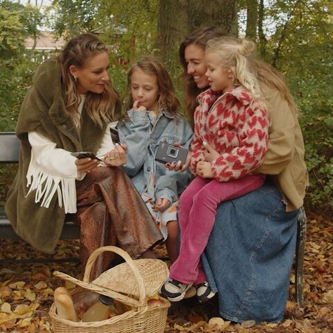 Illustratie bij: Moeders horen óók op de foto: Rebecca Boektje en instax™ helpen je dat moment vast te leggen