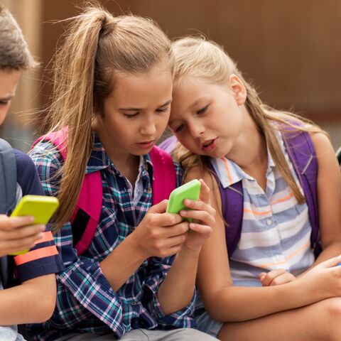 Illustratie bij: Geen TikTok, geen Whatsapp, maar wél bereikbaar: deze influencers legden een weekend lang hun smartphone weg