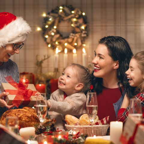 Illustratie bij: Moeders met deze sterrenbeelden geven véél te veel geld uit met de feestdagen