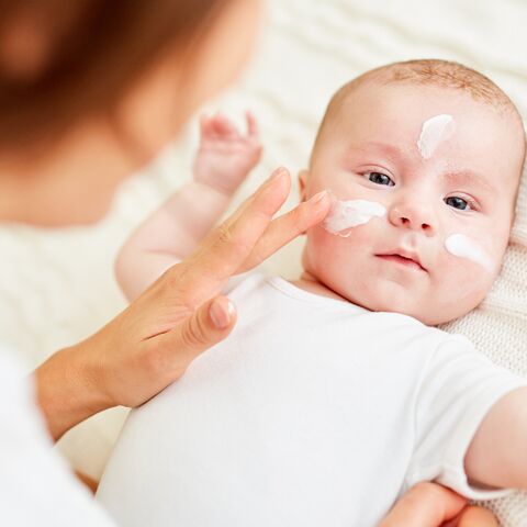 Illustratie bij: Plastic in de huidverzorging van je kind? Dit is waarom je dat niet wil (en hoe je de schuilnamen herkent)