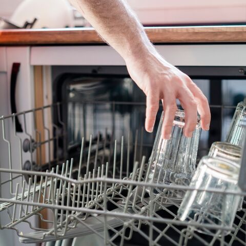 Illustratie bij: Vaders met deze sterrenbeelden denken dat de vaatwasser zichzelf uitruimt