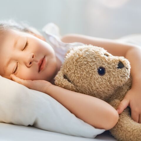 Illustratie bij: Kinderen met deze sterrenbeelden zijn doordeweeks niet uit bed te krijgen (maar in het weekend veel te vroeg wakker)