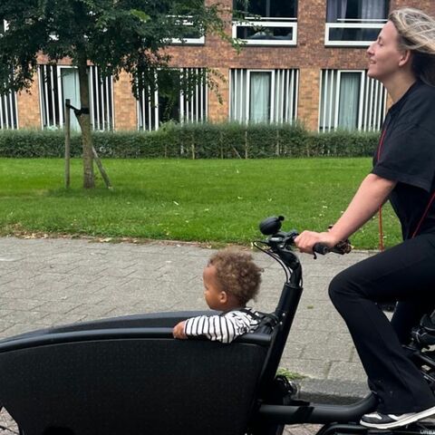 Illustratie bij: Verloskundige Louisa: ‘De baby wordt geboren in dezelfde verloskamer als waar vorig jaar hun zwangerschap eindigde, een full circle moment’