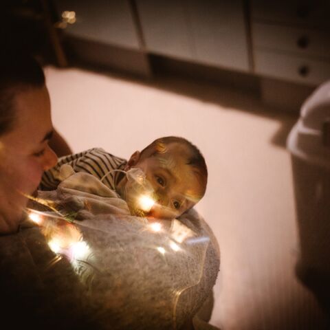 Illustratie bij: Baby Noah kreeg een bedtijdbezoek van CliniClowns: ‘Het raakte ons diep om te zien hoe hij genoot’