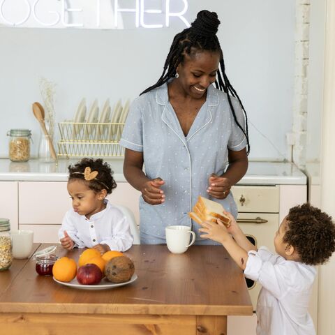 Illustratie bij: Experts zeggen: deze 7 gewoontes maken je kind zorgzaam, betrokken en vriendelijk