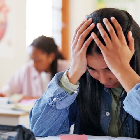 Illustratie bij: Waarom zoveel Gen Z-kinderen rondlopen met angst – en wat jij als ouder kunt doen