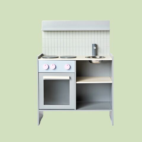 Illustratie bij: Grijp je kans voordat het te laat is: dit viral houten keukentje scoor je voor maar €25