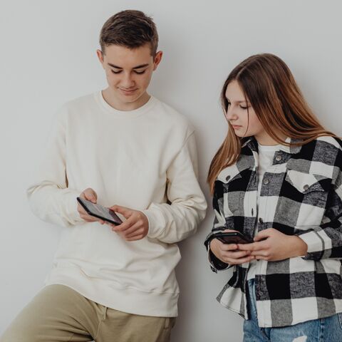 Illustratie bij: Digitaal dilemma: Hoe praat ik met mijn kind over online risico’s zonder hem bang te maken?