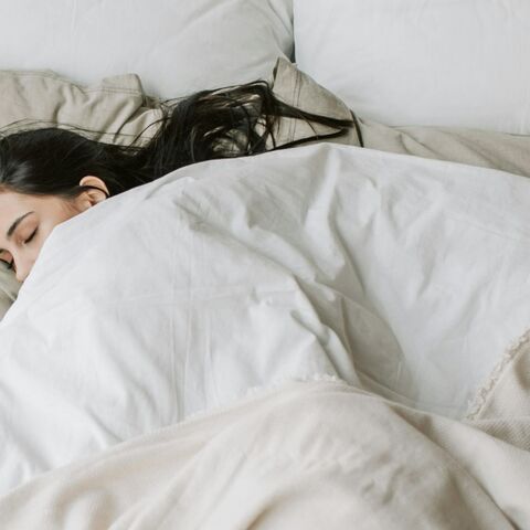 Illustratie bij: Roos: ‘Vijf collega’s konden live meekijken hoe ik lag te snurken met mijn peuter op schoot’