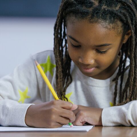 Illustratie bij: Nieuw onderzoek: meisjes krijgen, ondanks gelijke scores, vaak lager advies dan jongens