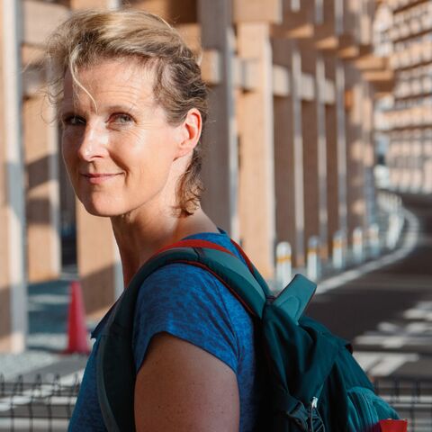 Illustratie bij: Sinnika (53) over haar werk: ‘Terwijl anderen Kenia ontvluchtten, kwam ik aan met mijn baby’