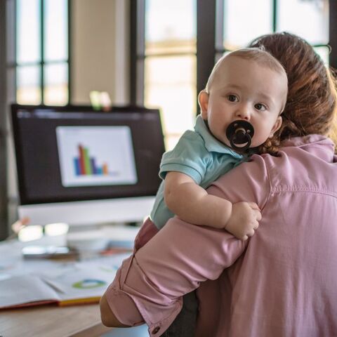 Illustratie bij: Voel je je schuldig als werkende moeder? Deze 6 reminders móét je horen