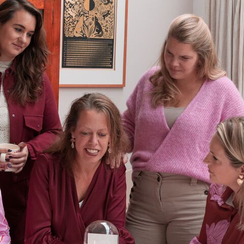 Illustratie bij: Evelyn en Marjanne over hun vriendschap: ‘Uit iets verschrikkelijks is iets heel moois ontstaan’