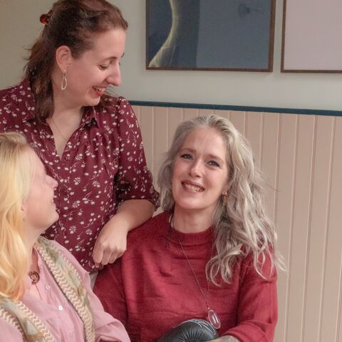 Illustratie bij: Hilda, Sarah en Lenke zijn moeder én weduwe: ‘Onze zwarte humor is veel waard’