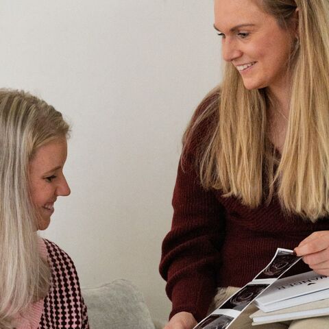 Illustratie bij: Sara en Mariëlle bevielen naast elkaar in het ziekenhuis: ‘Onze mannen kwamen elkaar tegen’