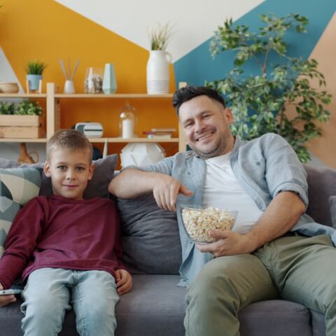 Illustratie bij: Televisie met je kind: ontspannen schermtijd zonder schuldgevoel