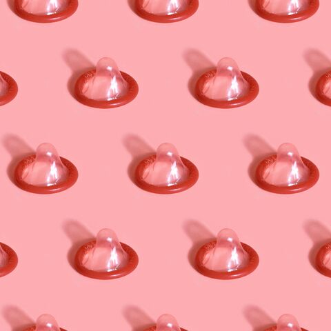 Illustratie bij: Eef: ”Fijn weekend”, gniffelde de bezorger toen hij het kratje met vijftig pakjes condooms overhandigde’