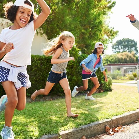 kinderen spelen buiten vaccinatieschema